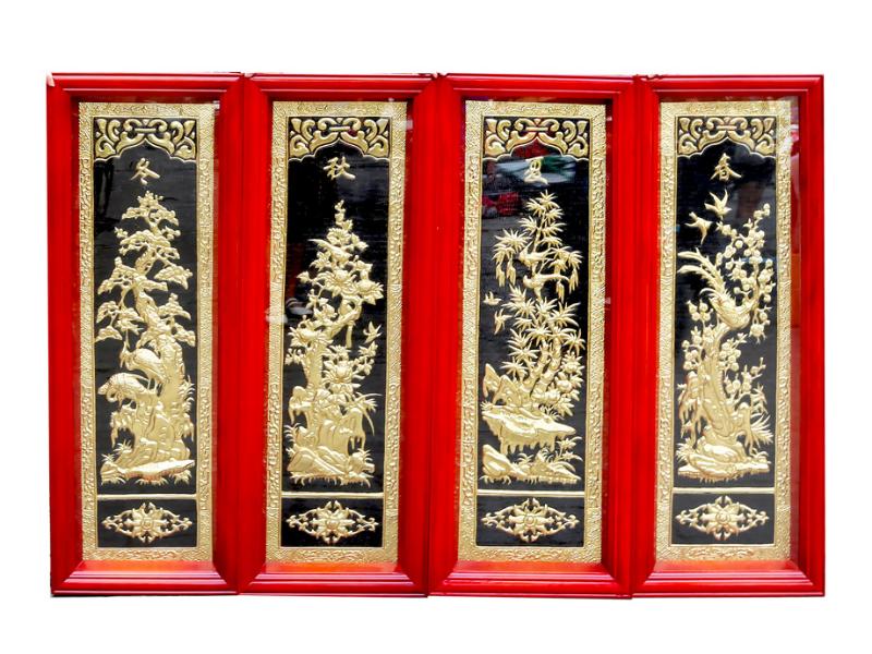 Bộ tranh Tứ Quý bằng đồng chạm nổi thủ công, khung đỏ sang trọng, thể hiện đẳng cấp trong trang trí nội thất