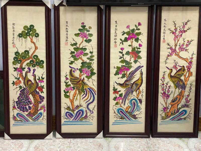 Tranh Tứ Quý Hoa Điểu (Tứ Quý Chim và Hoa) với các loài chim công, phượng, và hoa lá rực rỡ tượng trưng cho sự phú quý