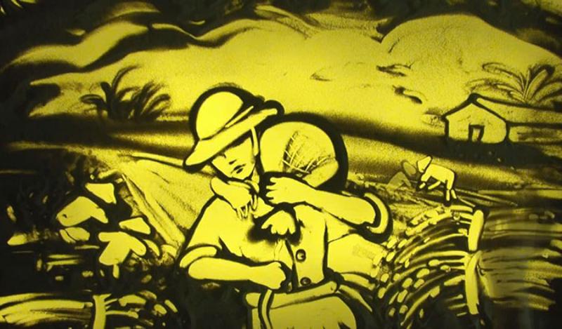 Hình ảnh người nông dân gồng gánh trên vai giữa cánh đồng
