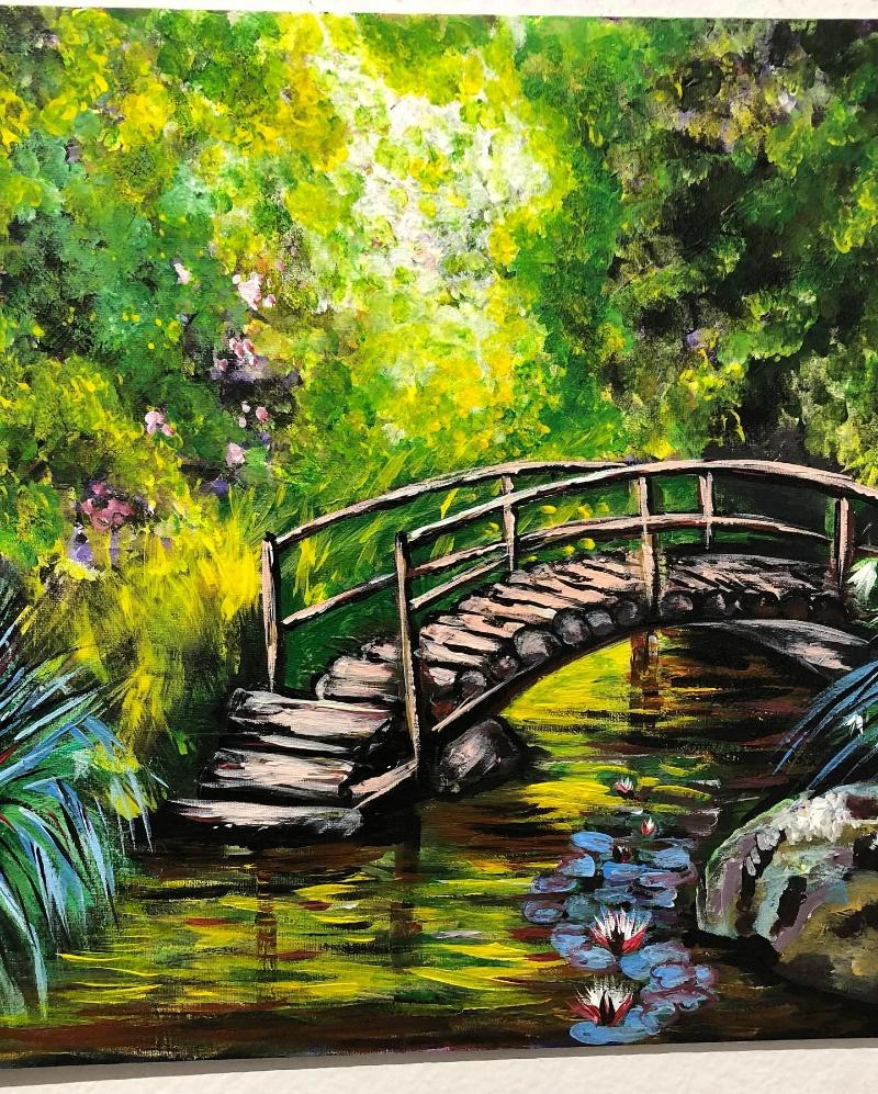 Tranh Cây Cầu cầu gỗ cong nhỏ giữa vườn hoa xanh mướt không gian thư thái