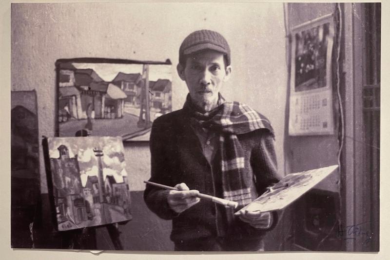 Chân dung họa sĩ Bùi Xuân Phái – "Người kể chuyện bằng màu sắc," biểu tượng lớn của hội họa Việt Nam hiện đại với phong cách giản dị và sâu lắng