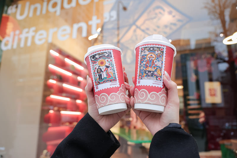 Hình ảnh tranh Đông Hồ ứng dụng làm bao bì cốc cafe