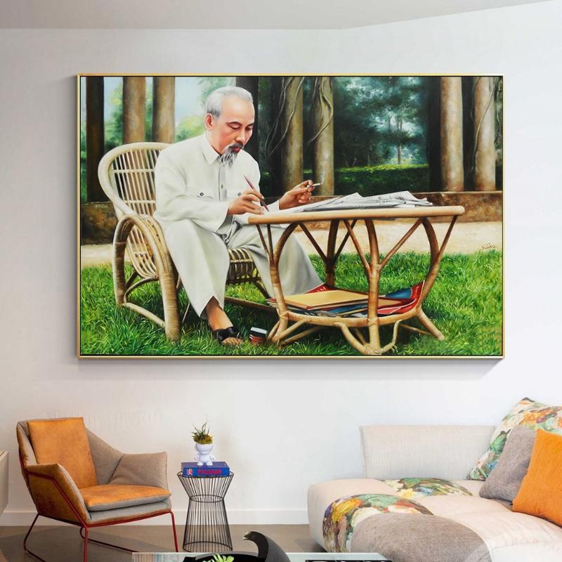 Tranh Bác Hồ thể hiện phong thái giản dị, gần gũi mà cao quý, phù hợp cho không gian sống hiện đại