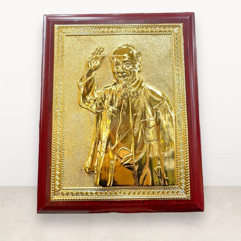 Tranh Bác Hồ bằng đồng dát vàng mang vẻ uy nghi, sang trọng và là biểu tượng phong thủy cho sự thịnh vượng