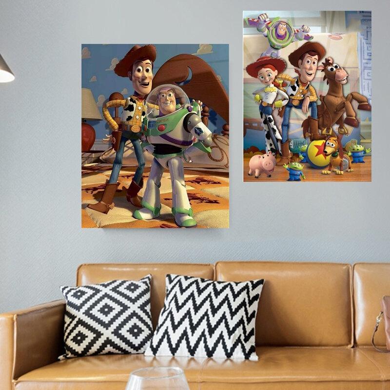 Các nhân vật kinh điển của Pixar như Woody và Buzz mang lại nguồn năng lượng tích cực, thân thiện.