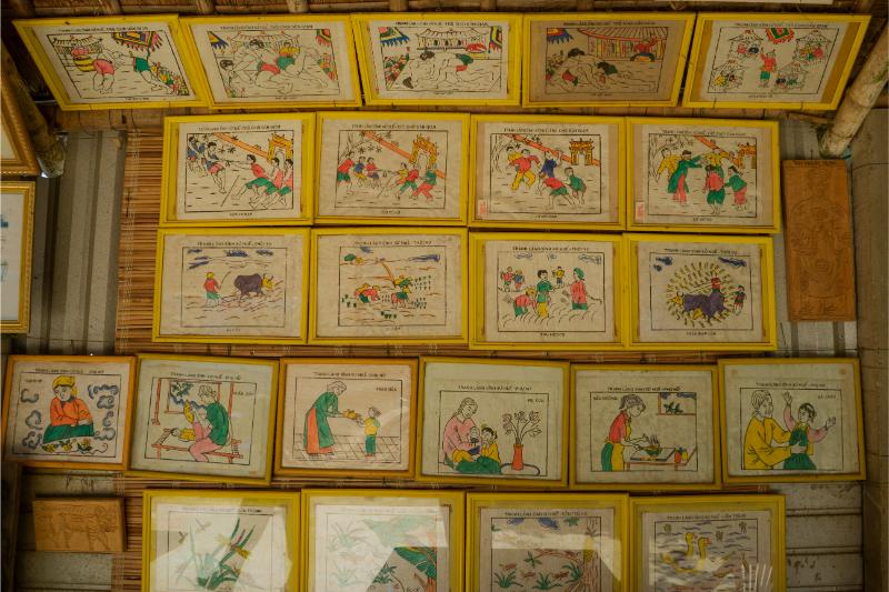 Những bức tranh dân gian Sinh rực rỡ, một phần di sản văn hóa truyền thống của Huế, được trưng bày trên tường tre