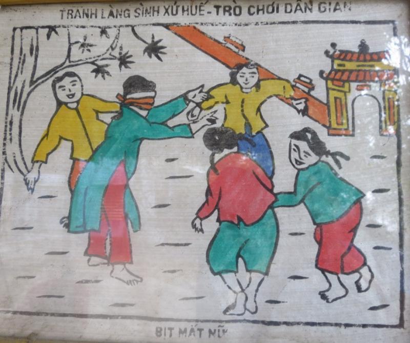 Trò chơi dân gian "Bịt mắt nữ" được tái hiện sinh động trong nghệ thuật tranh Sinh.