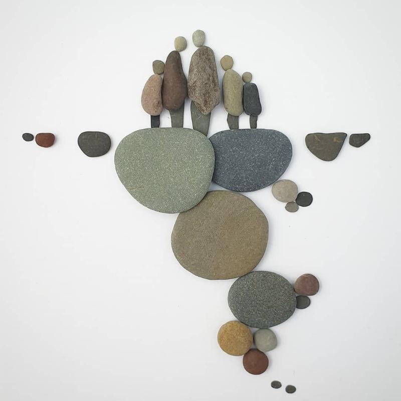 Tranh đá cuội – nghệ thuật từ tự nhiên trang trí cực tinh tế 7 Tranh đá cuội bàn chân sáng tạo biểu tượng hành trình yêu thương