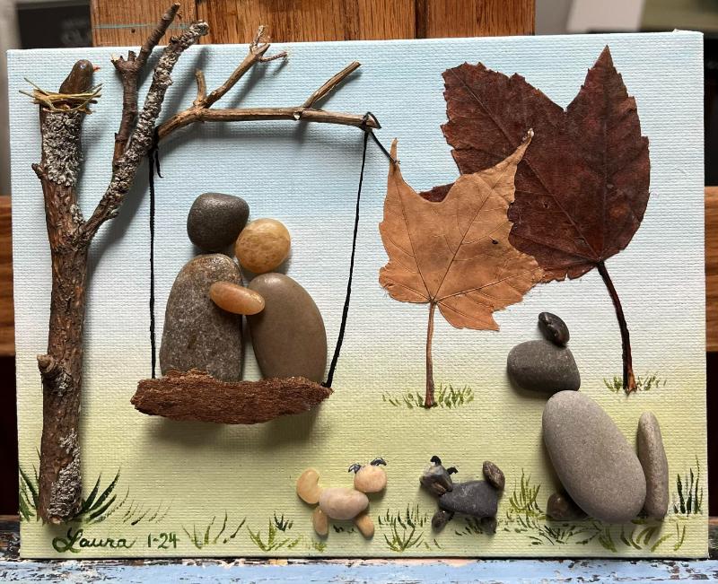 Tranh đá cuội – nghệ thuật từ tự nhiên trang trí cực tinh tế 6 Tranh đá cuội cặp đôi ngồi dưới tán cây lá mùa thu đầy lãng mạn