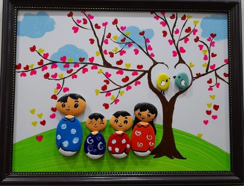 Tranh đá cuội – nghệ thuật từ tự nhiên trang trí cực tinh tế 3 Tranh đá cuội gia đình hạnh phúc dưới tán cây sắc hồng rực rỡ