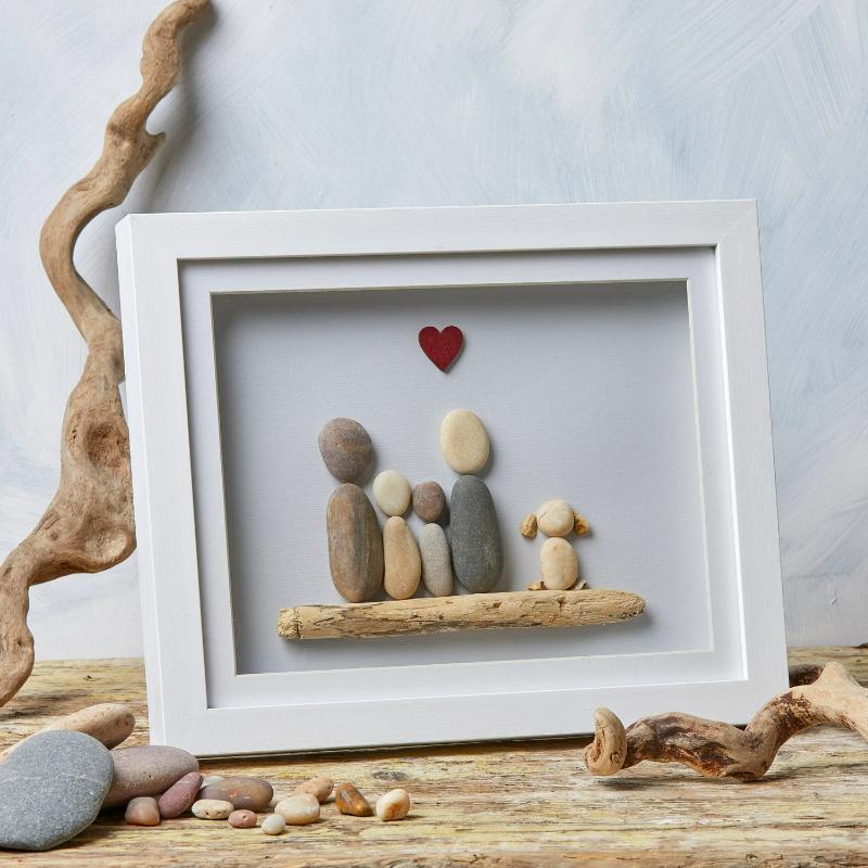 Tranh đá cuội – nghệ thuật từ tự nhiên trang trí cực tinh tế 10 Tranh đá cuội gia đình nhỏ trên nền gỗ và trái tim yêu thương