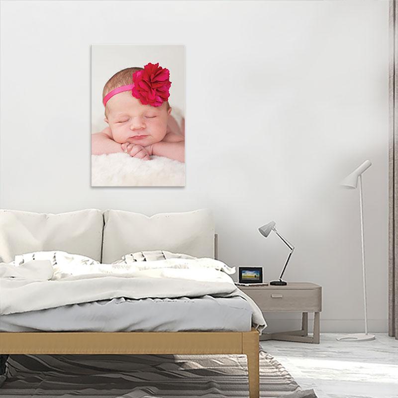 tranh em be treo phong ngu be doi hoa hong nam giuong de thuong