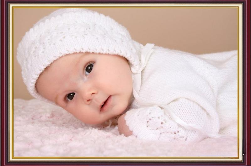 Tranh em bé treo phòng ngủ bé đội mũ len nằm ngửa tạo cảm giác bình yên thuần khiết