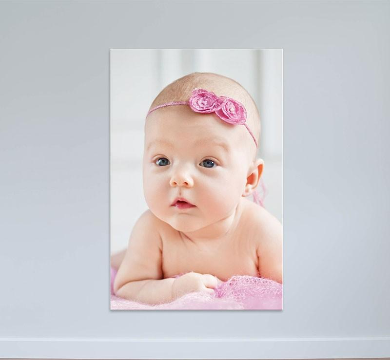 Tranh em bé treo phòng ngủ bé đội hoa hồng nằm giường mang hơi thở dịu dàng hạnh phúc