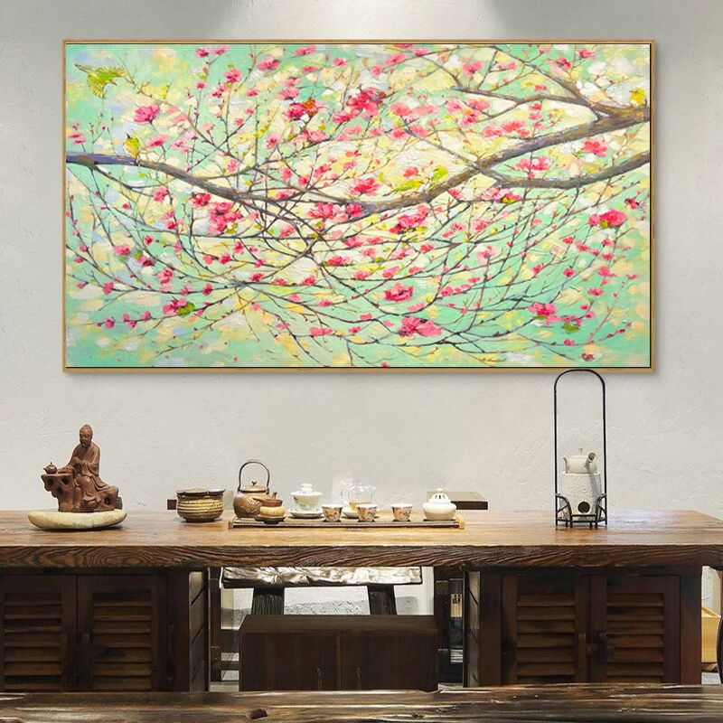 Tranh hoa đào sắc hồng trên nền vàng xanh tươi sáng, giúp tăng cát khí mang lại bình an và thuận lợi trong công việc
