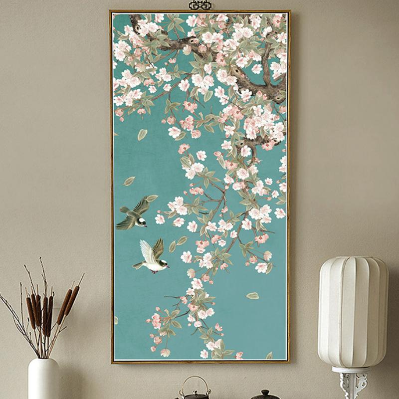 Tranh hoa đào màu hồng phấn kết hợp chim én, thể hiện thông điệp hòa hợp, phú quý và viên mãn
