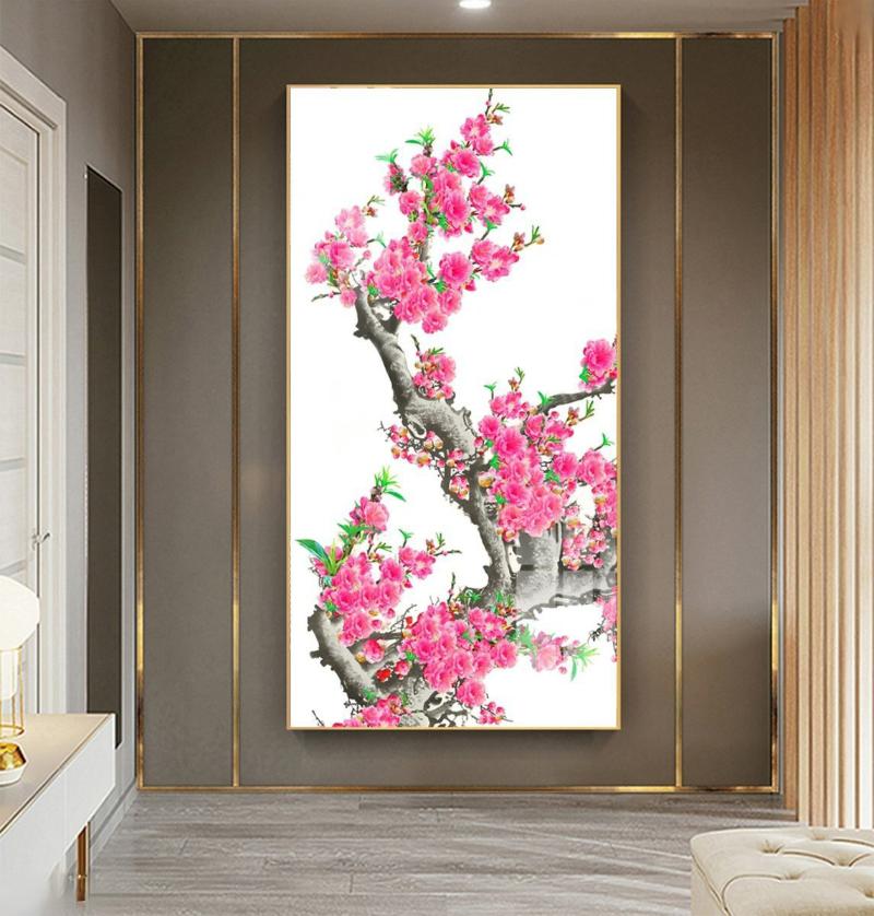 Tranh hoa đào hồng rực rỡ mang đến nguồn năng lượng tích cực, may mắn và tài lộc, đặc biệt hợp với người mệnh Hỏa
