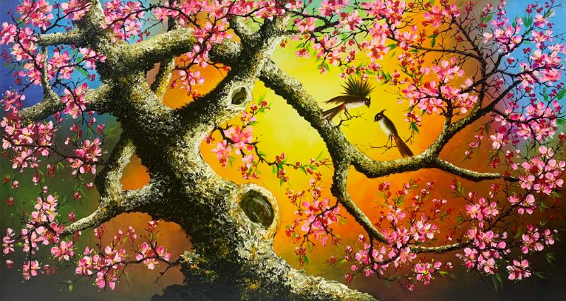 Tranh hoa đào mô tả thân cây cổ thụ, hoa nở rộ và chim chóc, biểu tượng cho sức sống, may mắn và khởi đầu mới
