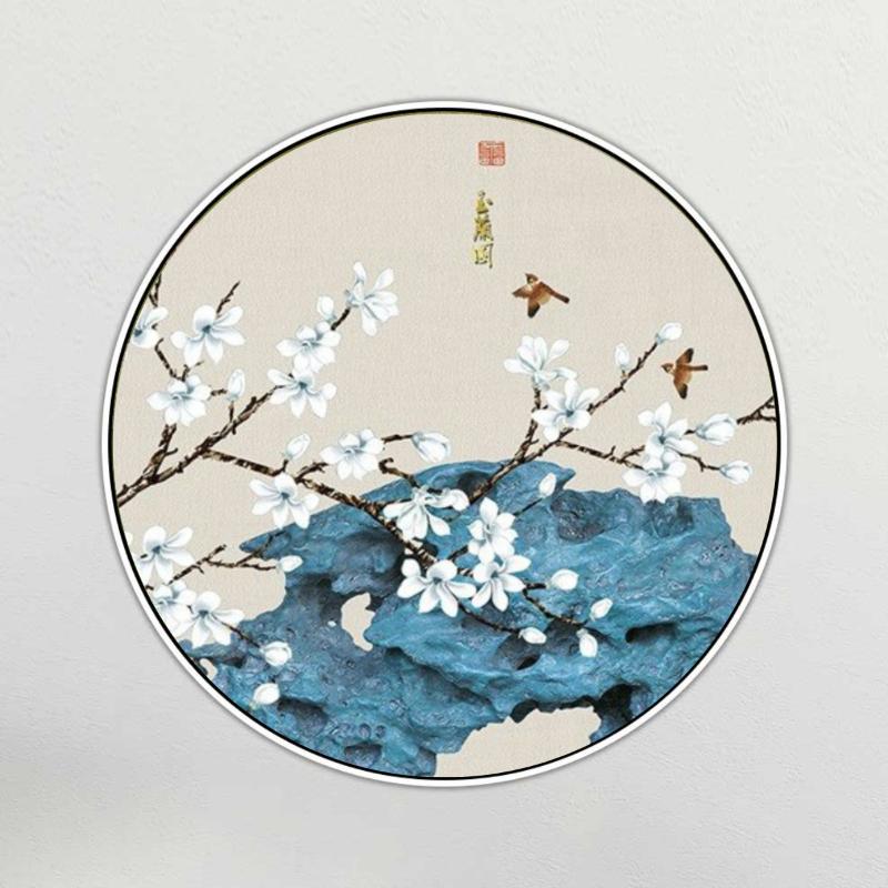 Tranh hoa đào dạng tròn với hoa trắng và chim, là vật phẩm phong thủy giúp tạo bầu không khí tươi vui, hạnh phúc trong gia đình
