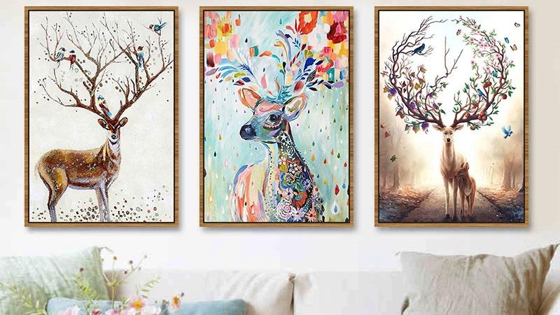Top những bức tranh nai phong thủy đẹp, biểu tượng tài lộc 7 Tranh nai ngũ sắc hiện đại tượng trưng cho sự cân bằng ngũ hành và thu hút năng lượng tích cực