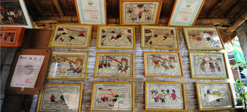 Một góc trưng bày tranh dân gian Sinh với các chứng nhận, khẳng định giá trị nghệ thuật và lịch sử.