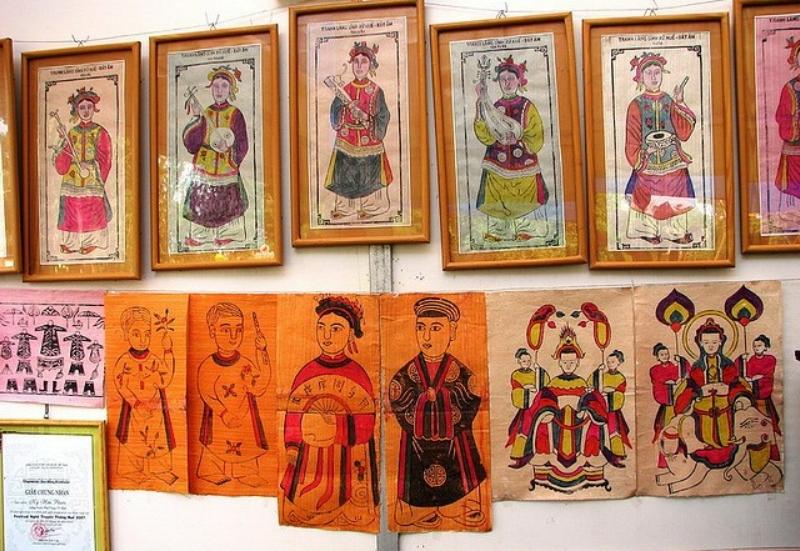 Những bức tranh chân dung nhân vật trong trang phục truyền thống và các hình tượng thờ cúng được đóng khung cẩn thận.