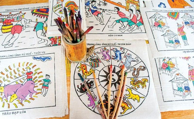 Các dụng cụ vẽ và một số mẫu tranh đa dạng, nổi bật là vòng tròn 12 con giáp (12 con giáp)