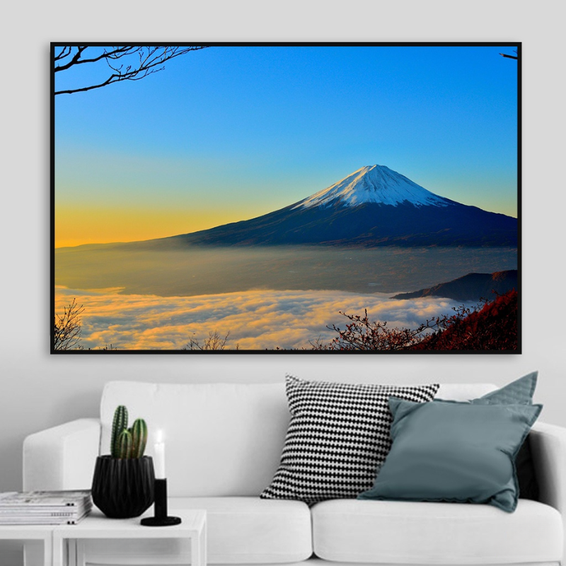 Tranh phong cảnh Núi Phú Sĩ: Ý nghĩa Phong Thủy & Tài Lộc 3 Tranh phong cảnh Núi Phú Sĩ phủ tuyết, có mây bao phủ dưới chân núi, được treo trong phòng khách hiện đại