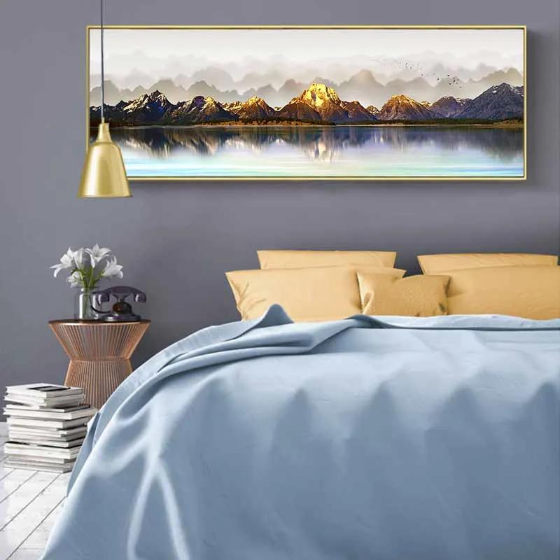 Tranh núi mờ sương và mặt nước phản chiếu, gợi cảm giác tĩnh tại, giúp giảm căng thẳng