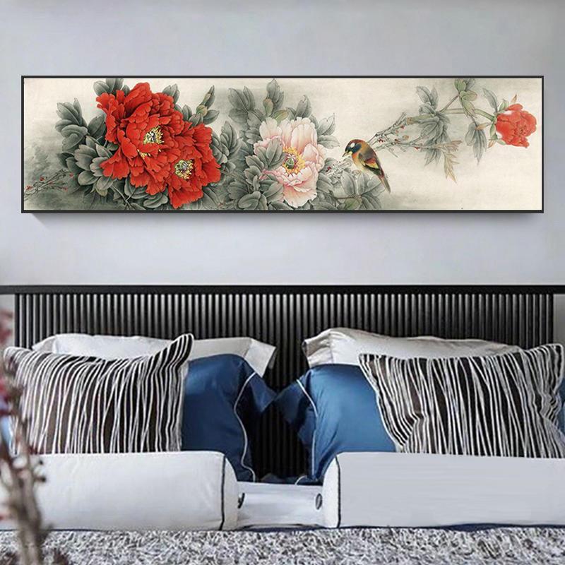 Tranh hoa mẫu đơn và đôi chim mang lại cảm giác ấm áp và gắn kết cho phòng ngủ lứa đôi