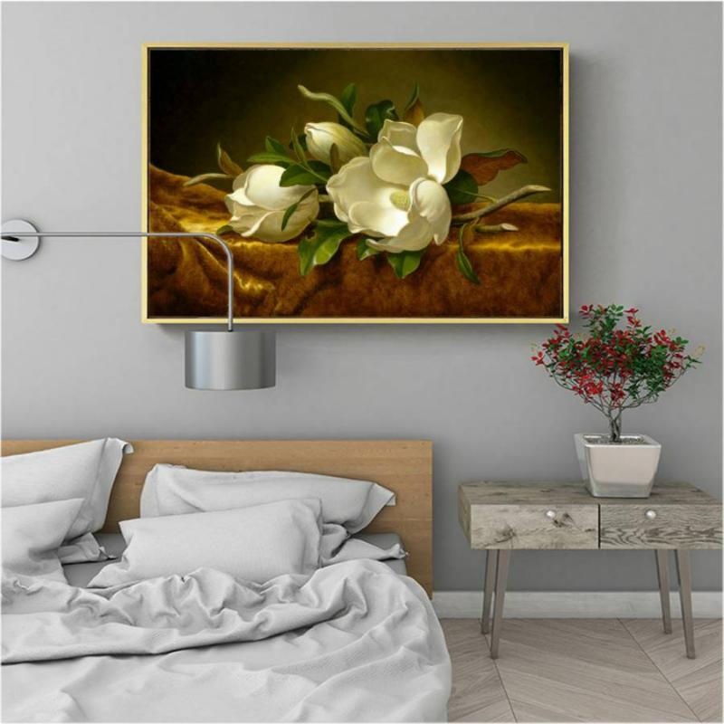 Tranh hoa mộc lan trắng phù hợp cho phòng ngủ phong cách cổ điển, sang trọng