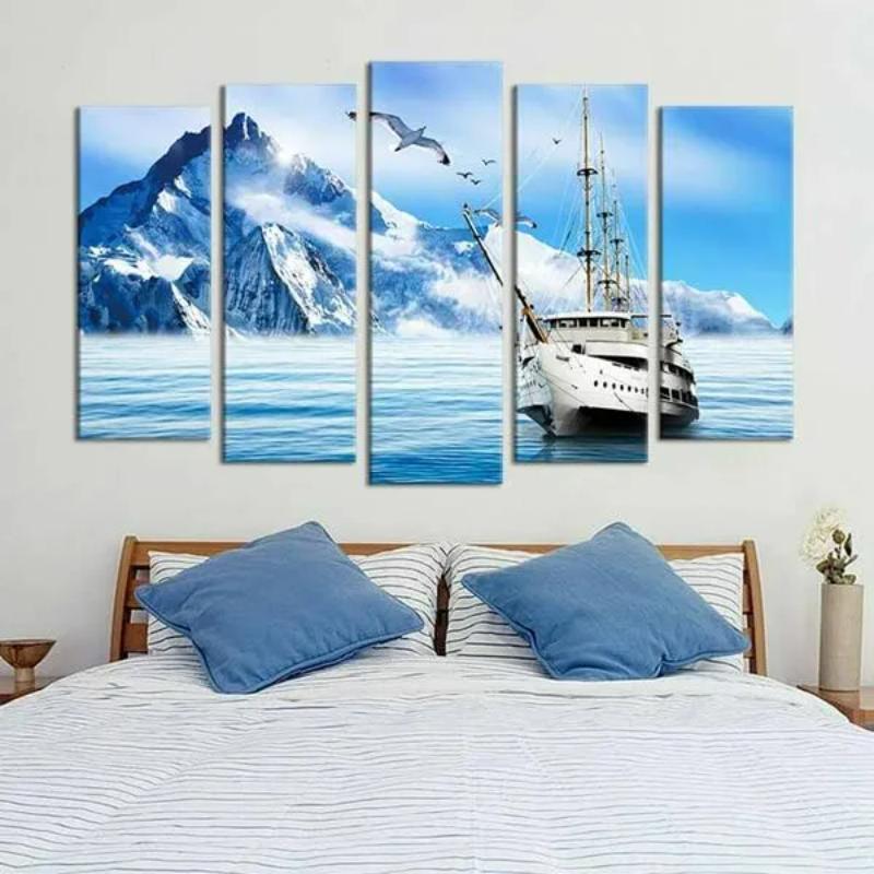 Tranh nghệ thuật chủ đề biển và núi tuyết, với tông xanh dương dịu mát, hỗ trợ giấc ngủ sâu