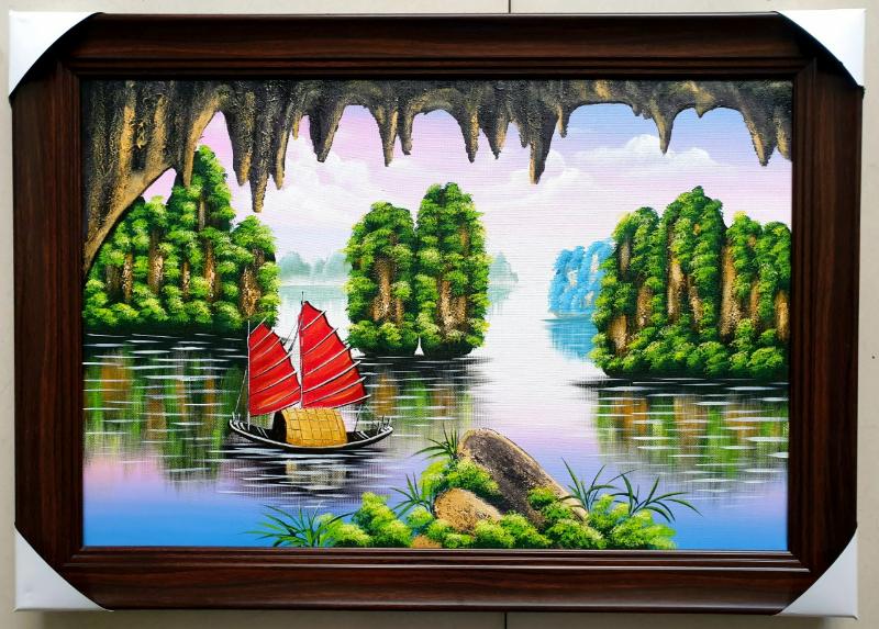 Sự kết hợp hài hòa giữa màu sắc và khung cảnh thơ mộng, một mẫu *tranh Vẽ Vịnh Hạ Long với khung gỗ sang trọng thích hợp làm quà tặng cao cấp