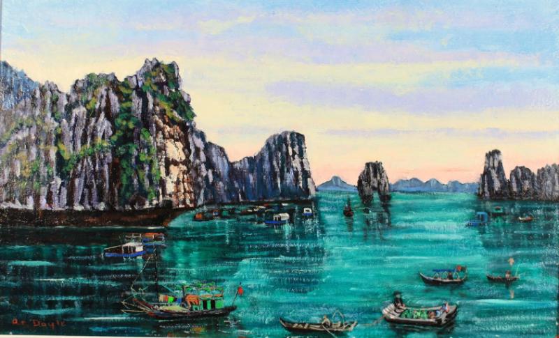 Khung cảnh đời sống trên Vịnh, những con thuyền nhỏ bé giữa các đảo đá vôi kỳ vĩ, một bức tranh Vẽ Vịnh Hạ Long giàu cảm xúc