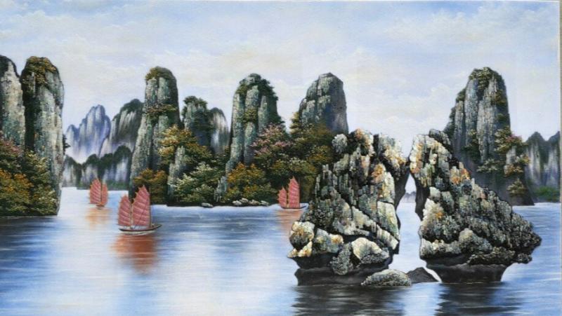 Khung cảnh hùng vĩ của các hòn đảo và Cổng Đá tự nhiên, tranh Vẽ Vịnh Hạ Long khổ ngang tạo ấn tượng mạnh mẽ cho không gian rộng lớn