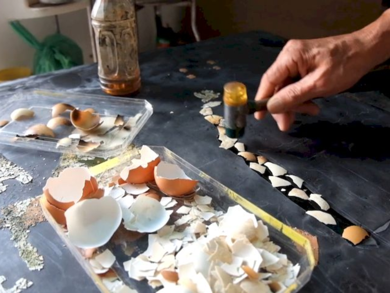 Hướng dẫn cách làm tranh sơn mài bằng vỏ trứng đơn giản 5 Cẩn trứng (khảm vỏ trứng)