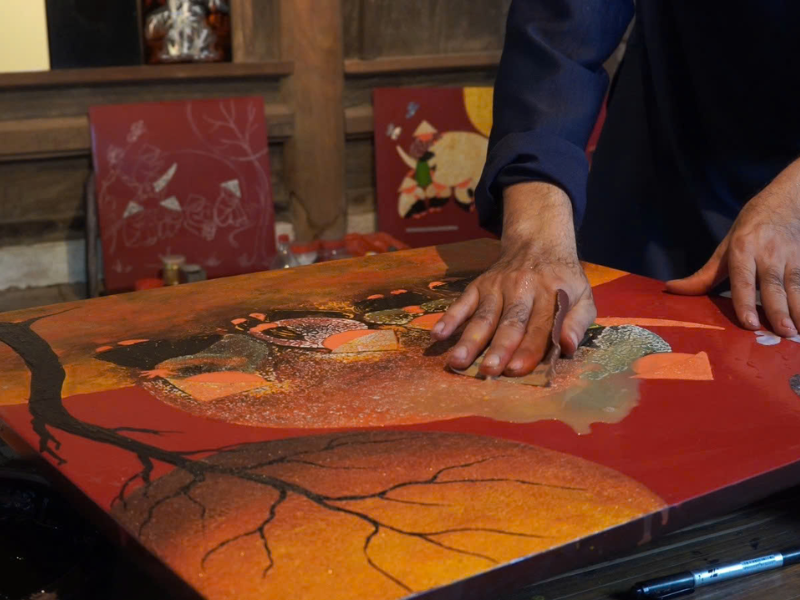 Hướng dẫn cách làm tranh sơn mài bằng vỏ trứng đơn giản 7 Mài lộ vỏ trứng