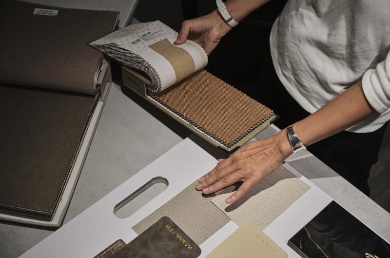 Nguyên tắc phối màu đơn sắc trong thời trang và thiết kế 10 Chất liệu khác nhau (mờ, bóng, thô, mịn) giúp cùng một gam màu đơn sắc trở nên phong phú và sinh động hơn về thị giác