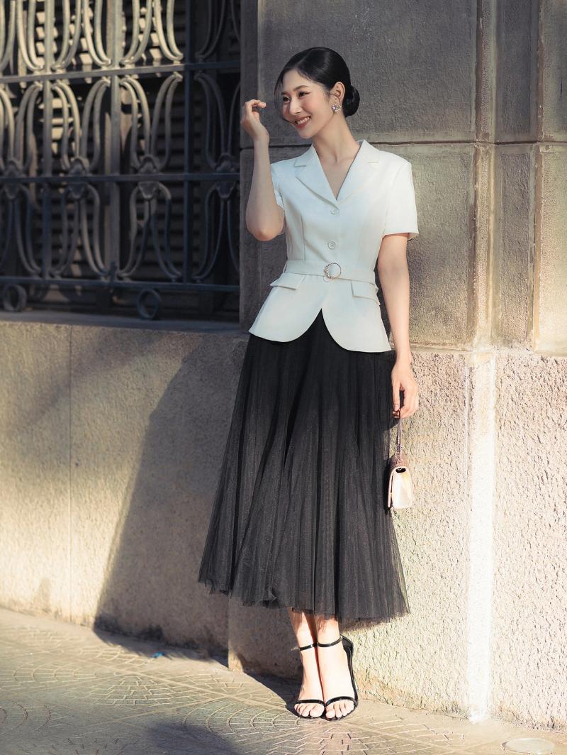 Nguyên tắc phối màu đơn sắc trong thời trang và thiết kế 5 Combo trắng – đen là gam màu đơn sắc kinh điển, dễ ứng dụng và tạo vẻ ngoài hiện đại nhờ sự tương phản rõ rệt