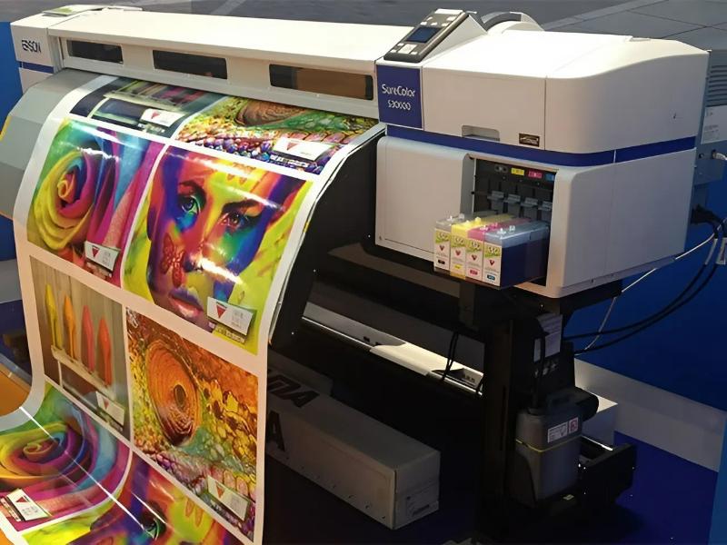 Công nghệ in kỹ thuật số tạo ra những mẫu tranh dán tường khổ lớn với màu sắc tươi mới, độ tái tạo hình ảnh cao