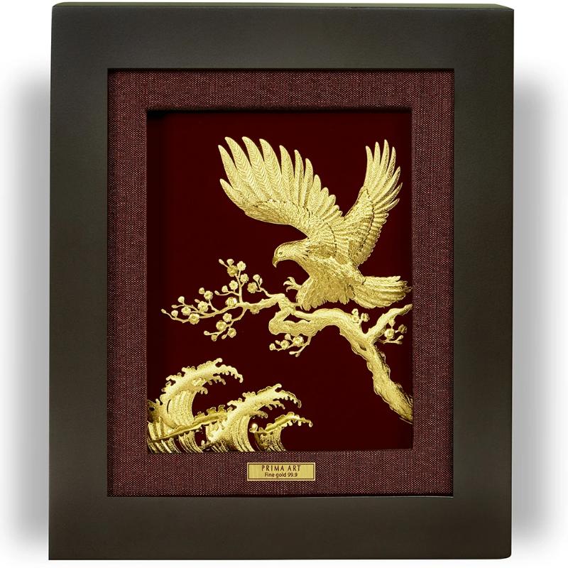 Tượng Đại Bàng bằng vàng 999.9 đặt trên cành mai, thể hiện sức mạnh và sự uy nghi