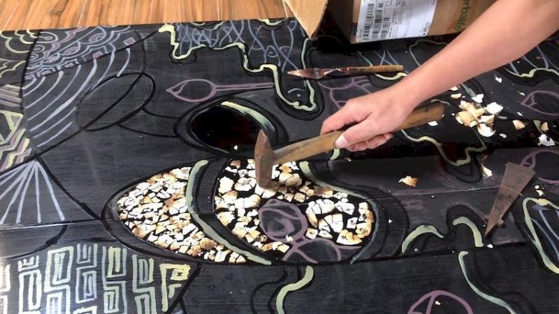 Công đoạn khảm vỏ trứng tỉ mỉ đòi hỏi sự kiên nhẫn và tay nghề điêu luyện của người họa sĩ