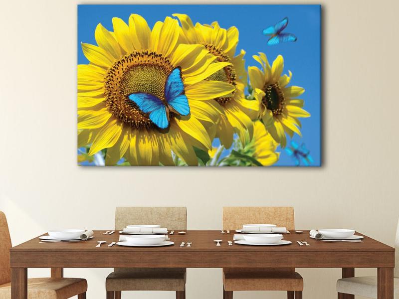 Treo tranh hoa hướng dương trong phòng ăn tăng thêm sức sống và ấm áp.