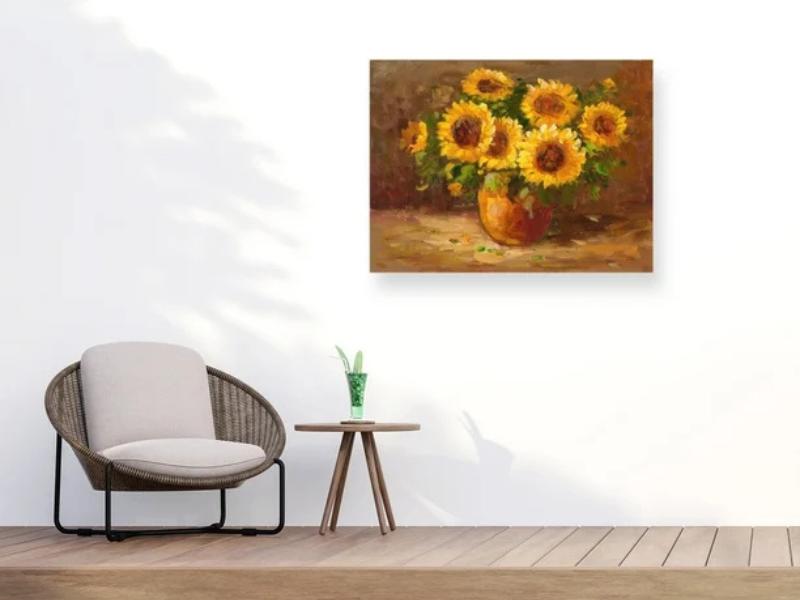 Treo tranh hoa hướng dương ở hành lang làm không gian thêm tươi sáng.