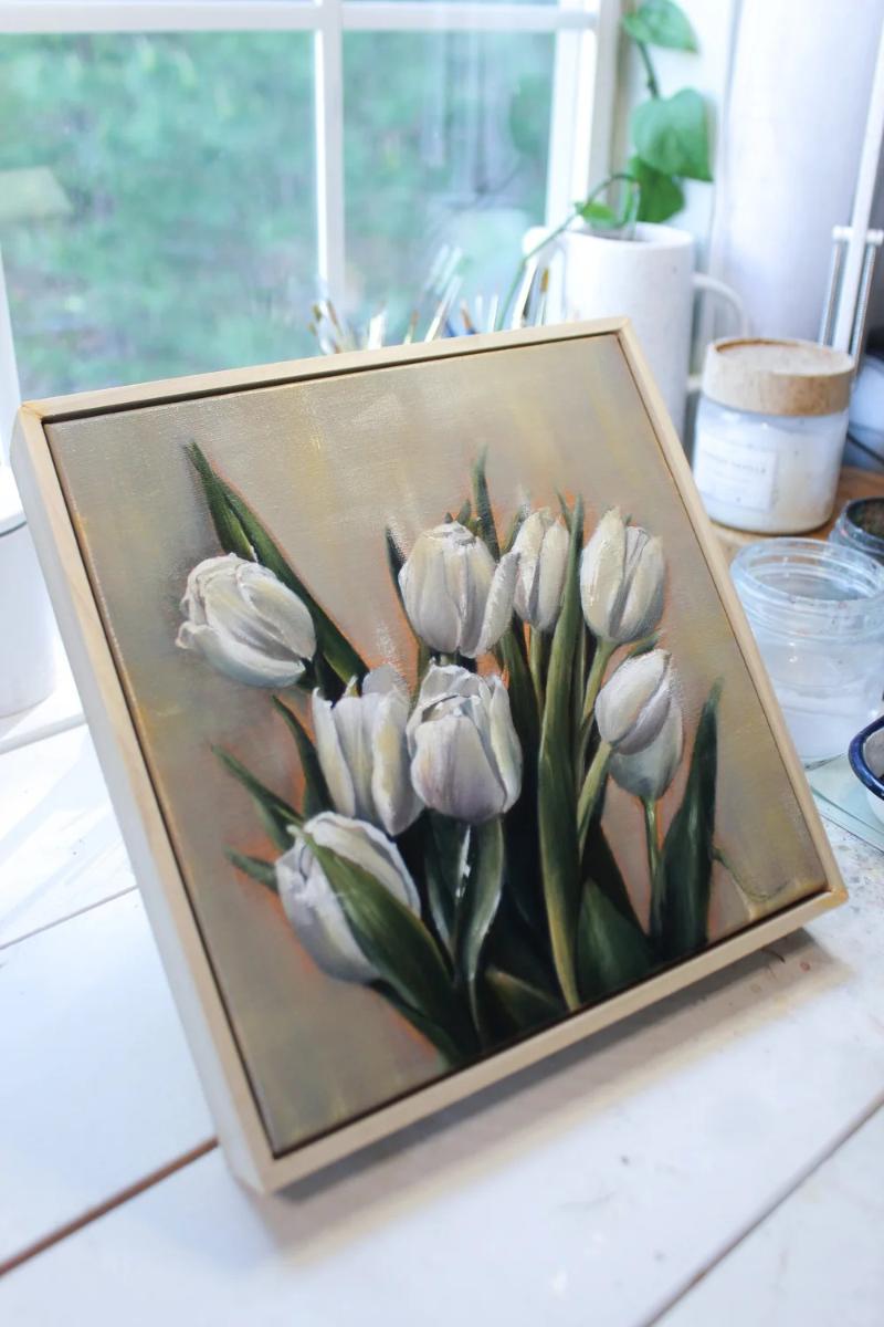 Bức tranh sơn dầu tulip trắng với những đường nét tỉ mỉ, thể hiện gu thẩm mỹ đẳng cấp.