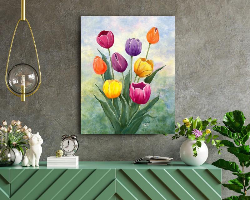 Sự kết hợp rực rỡ của tulip vàng, đỏ và tím, làm bừng sáng góc làm việc hay phòng khách.