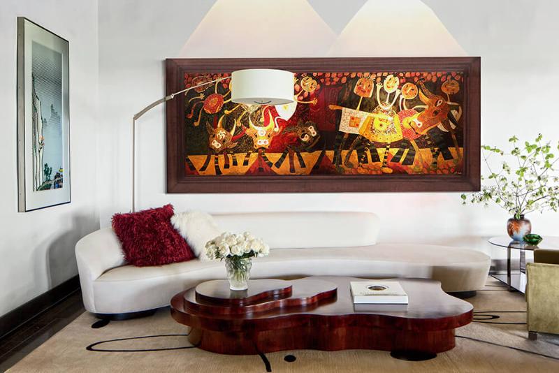 Tranh sơn mài mang đậm nét truyền thống Việt Nam, tạo điểm nhấn nghệ thuật mạnh mẽ và độc đáo cho phòng khách