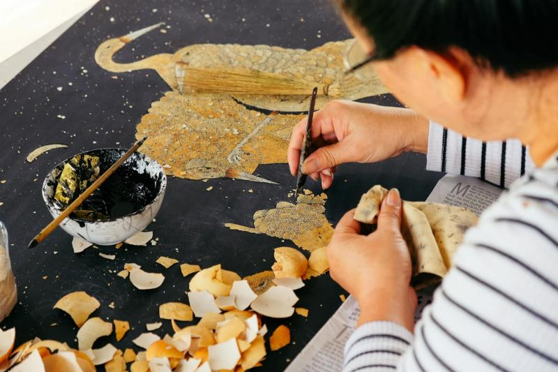 Công đoạn trang trí tỉ mỉ bằng vỏ trứng, xà cừ thể hiện sự tài hoa của người nghệ nhân