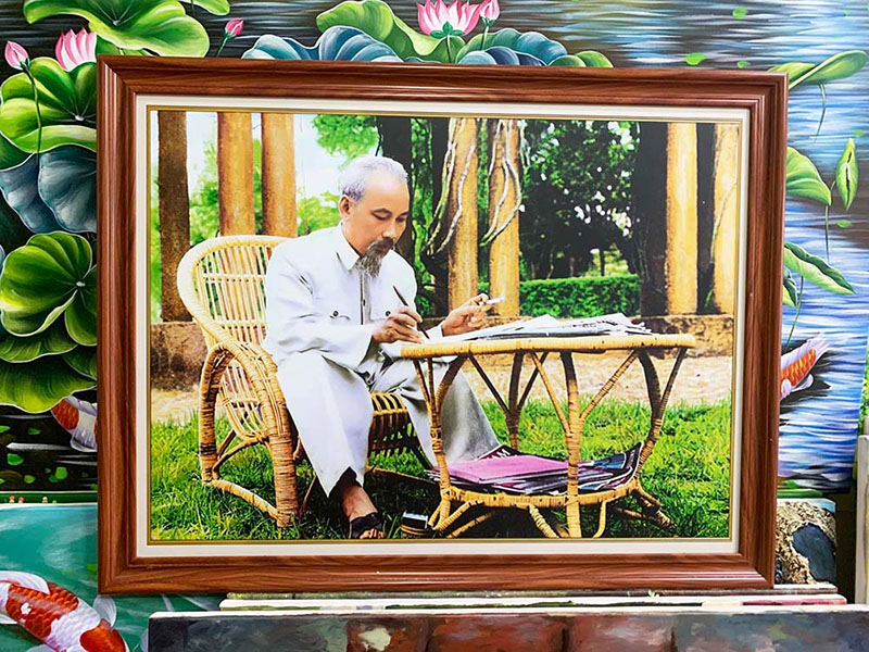 Tranh Bác Hồ ngồi ghế mây làm việc