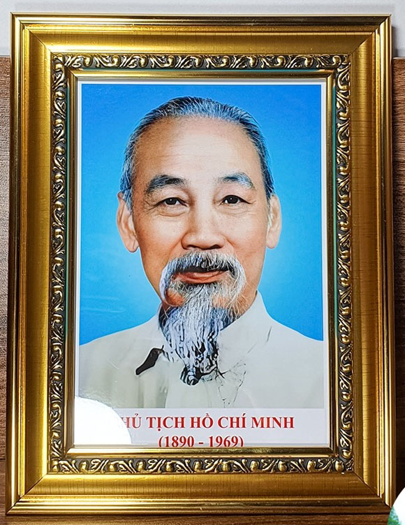 Tranh Bác Hồ treo phòng thờ